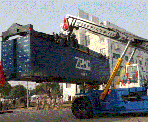 中国造集装箱起重机被哈利法港应用