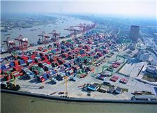 上海港逆势突围 吞吐量位居榜单*