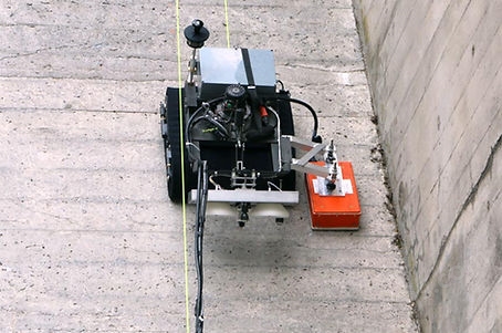 攀爬机器人大坝检查和维护。